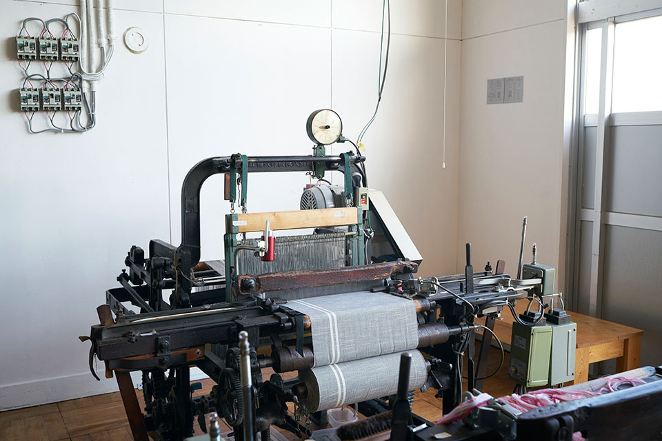 100年前の織機で復刻する会津の織元ブランド「会津木綿 青キ製織所